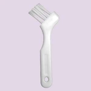 EASY CLEANING WITH INCLUDED BRUSH
