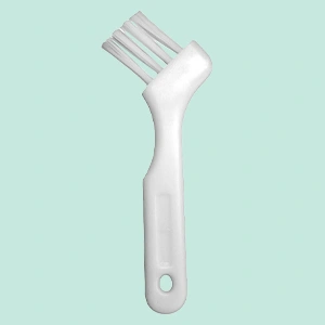 EASY CLEANING WITH INCLUDED BRUSH